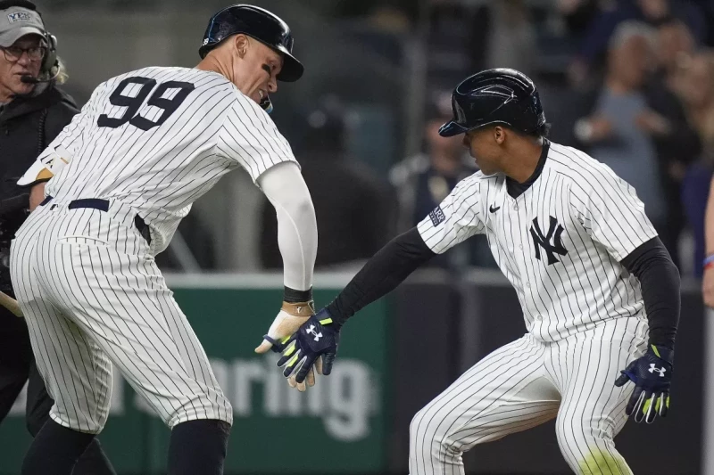 Aaron Judge y Juan Soto se saludan luego de que el dominicano pegara su jonrón 41.
