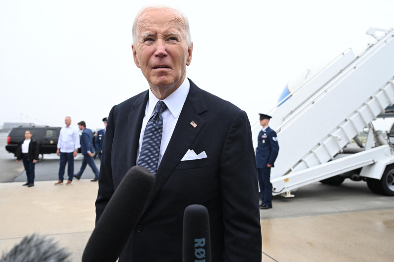 El presidente estadounidense Joe Biden habla con los periodistas uno a su llegada a la Base de la Fuerza Aérea de Dover en Dover, Delaware, el 27 de septiembre de 2024, mientras viaja a Rehoboth Beach, Delaware, durante el fin de semana.