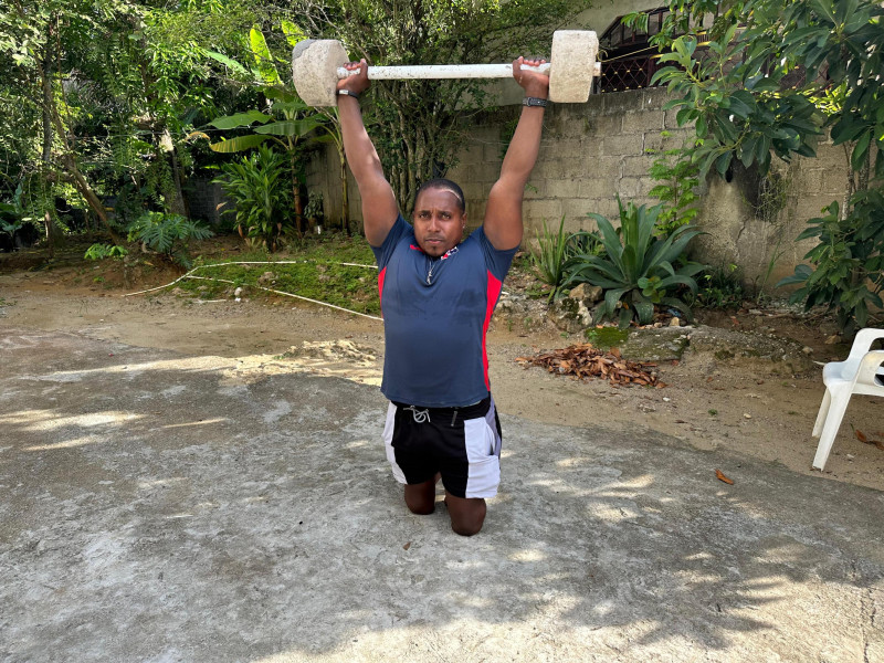 El atleta de parapowerlifting, Jesús Rodríguez, levanta unas pesas al momento en el que posa para una foto. moisés mejía