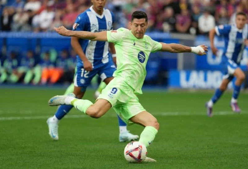 El delantero polaco del FC Barcelona Robert Lewandowski consigue un triplete en el partido de Liga frente al Alavés. En Mendizorroza, Vitoria.