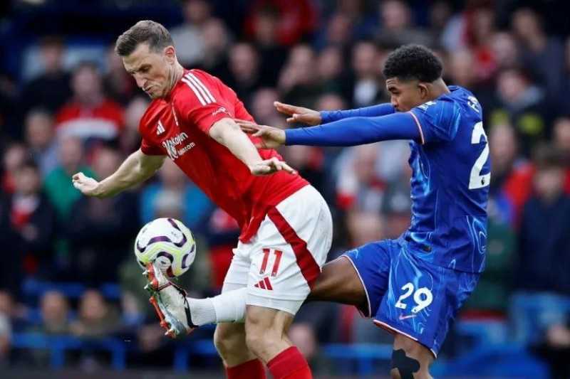 El atacante neozelandés del Nottingham Forest Chris Wood (izquierda) disputa un balón contra el defensa francés del Chelsea Wesley Fofana (derecha) durante el partido de la 7ª jornada de Premier League.