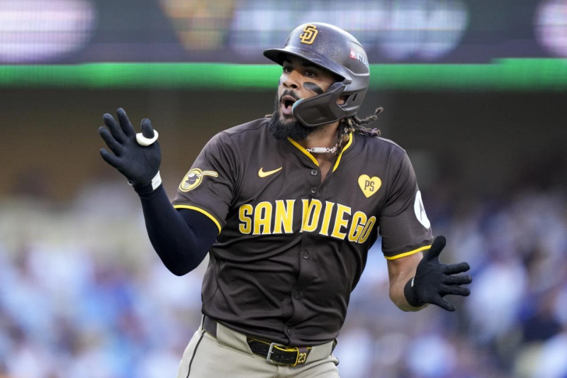 Fernando Tatis Jr. recorre las almohadillas tras conectar su segundo jonrón de la noche ante los Dodgers en el segundo partido de la Serie de Campeonato.
