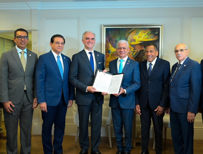 El ministro de trabajo deposita el proyecto de reforma laboral en el Senado de la República.