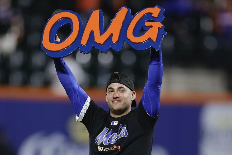 José Iglesias sostiene el letrero de ¡OMG! luego de la victoria que los clasificó a la Serie de Campeonato.