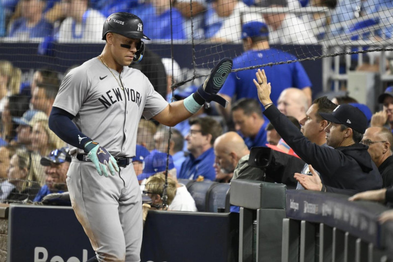 Aaron Judge es recibido por sus compañeros luego de anotar en la sexta entrada.