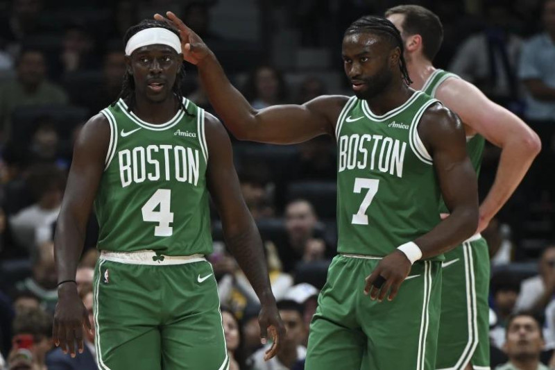 Jrue Holiday, izquierda, y Jaylen Brown, Celtics de Boston, durante un partido de pretemporada entre Celtics de Boston y Nuggets de Denver en Abu Dhabi, Emiratos Árabes Unidos, el viernes 4 de octubre de 2024.