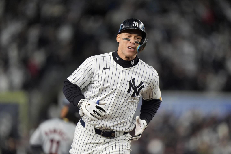 Aaron Judge, de los Yankees , recorre las bases después de conectar un jonrón de dos carreras contra los Guardianesdurante la séptima entrada del segundo juego de la serie.