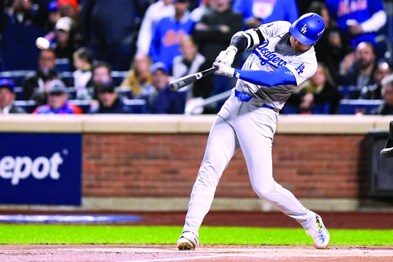 Shohei Ohtani, de los Dodgers de Los Angeles, abre el partido con un jonrón frente a los Mets de Nueva York.