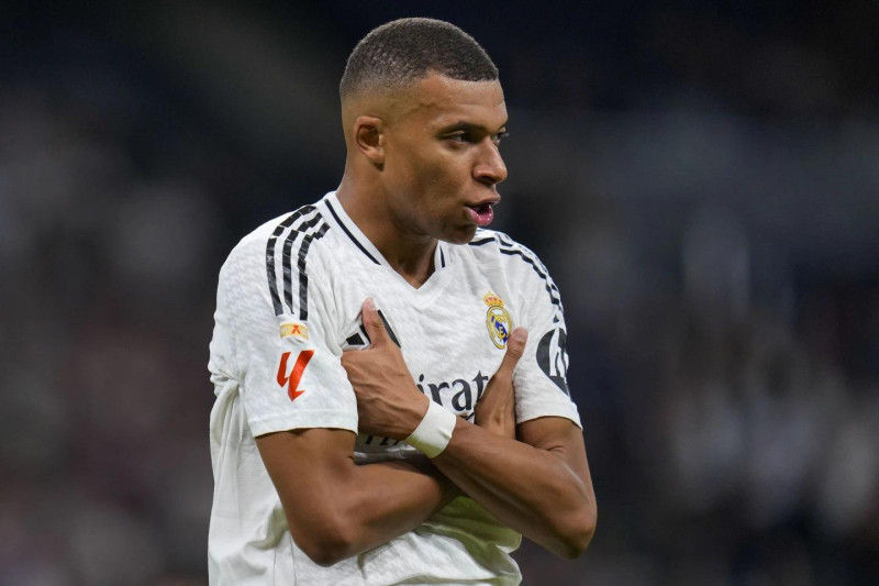 Kylian Mbappé del Real Madrid celebra tras anotar el segundo gol de su equipo durante un partido de la Liga española de fútbol entre el Real Madrid y el Alavés en el estadio Santiago Bernabéu en Madrid.