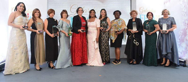 Al centro Amarilys Durán junto a parte de las galardonadas.