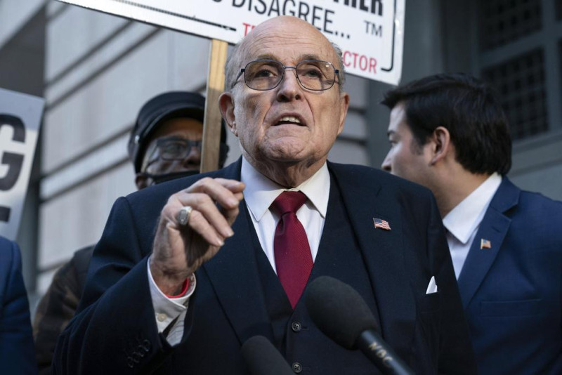 Rudy Giuliani en conferencia de prensa fuera de una corte federal, el 15 de diciembre de 2023, en Washington