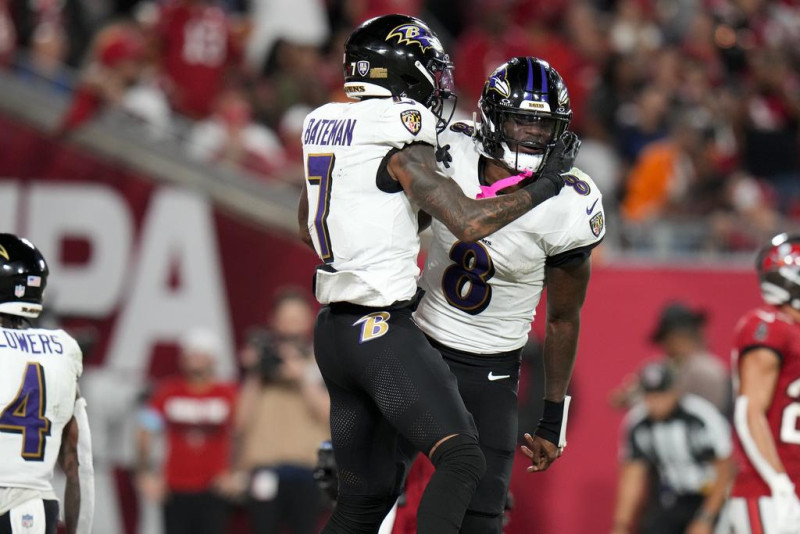 El receptor de los Ravens de Baltimore Rashod Bateman (7) y el quarterback Lamar Jackson (8) celebran después del touchdown de Bateman