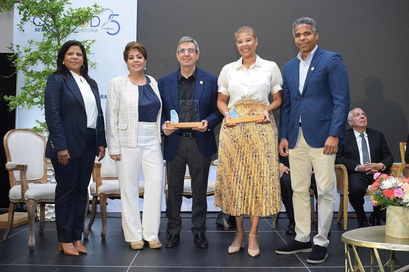 Amalia Pimentel, Virginia Laureano y James Collins junto a los doctores Juan Manuel Aragonese y Amarilis Jacobo.