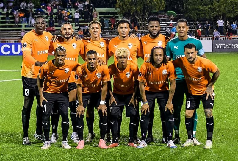 Onceno titular del equipo del Cibao FC antes del partido del miércoles por la noche.