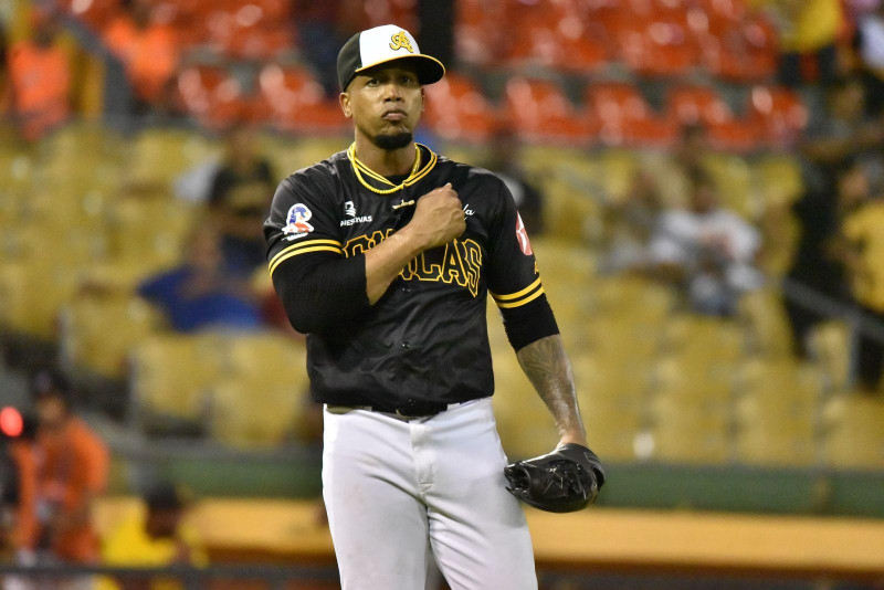 Pedro Strop celebra luego de salvar el partido.
