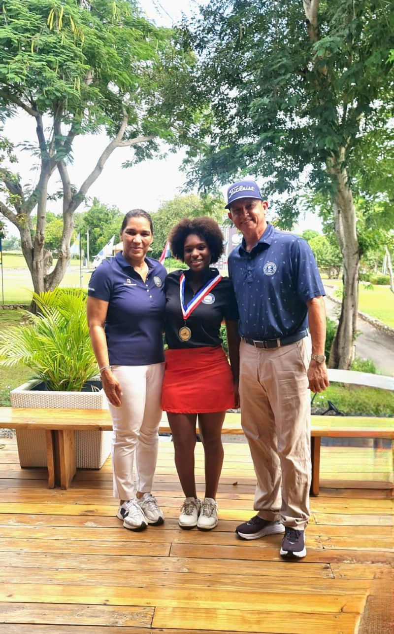 Wilssy de Fernández y Enrique Rodríguez premian a la campeona de la categoría U18, Mar Caimari.