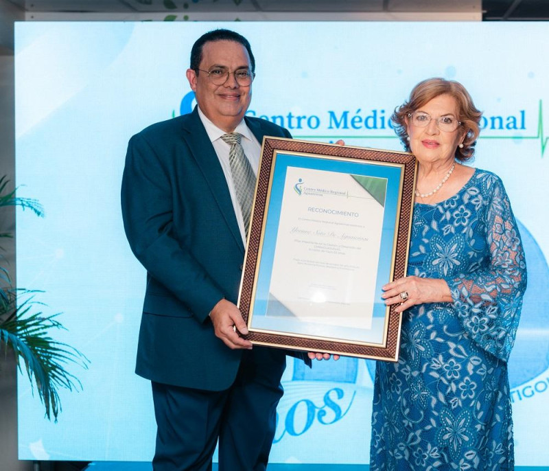 El doctor Rodolfo Aguasvivas Soto, director del CMRA, entrega reconocimiento a su madre, Yvonne Soto de Aguasvivas