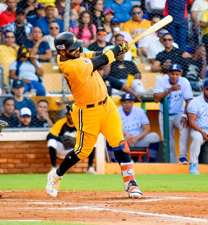 Jonathan Villar, de las Águilas, al momento de disparar un jonrón solitario en el octavo inning del partido contra el Licey.