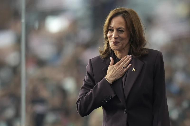 La vicepresidenta Kamala Harris hace un gesto mientras pronuncia un discurso de concesión de las elecciones presidenciales de 2024, el miércoles 6 de noviembre de 2024, en el campus de la Universidad Howard en Washington.