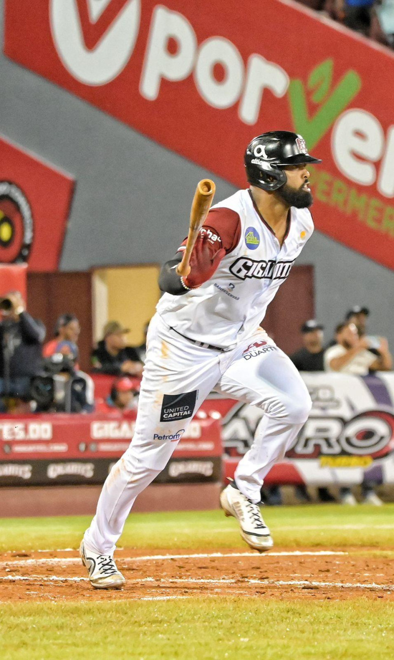 Las cuatro carreras de los Gigantes llegaron en el cierre de la novena entrada, para su séptima victoria de la temporada.