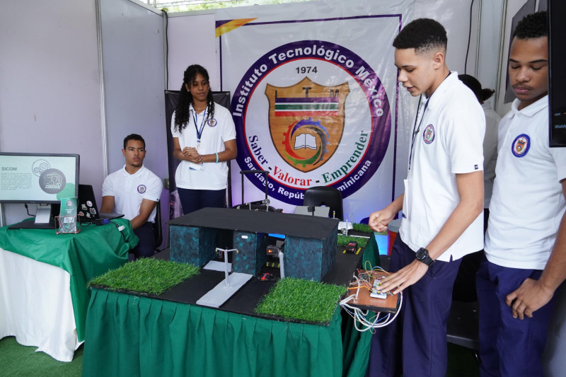 En feria de Proindustria celebrada en Santiago jóvenes presentan innovaciones.