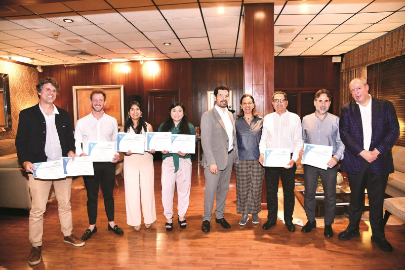 Nicolás Cassese, Francisco Ferrari, Lorena Obregón, Mayté Ciriaco, Ernesto Cortes, Lyng Hou, Guillermo Reinoso, David Matoses y Juan Francisco Ealy Lanz Duret.