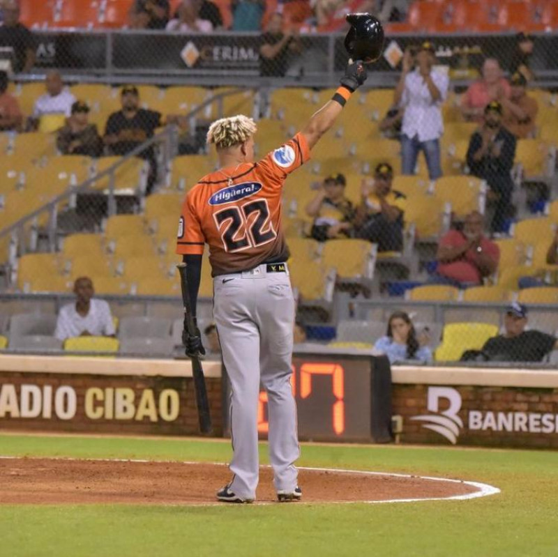 Yairo Muñoz reacciona luego de un saludo de los fanáticos.