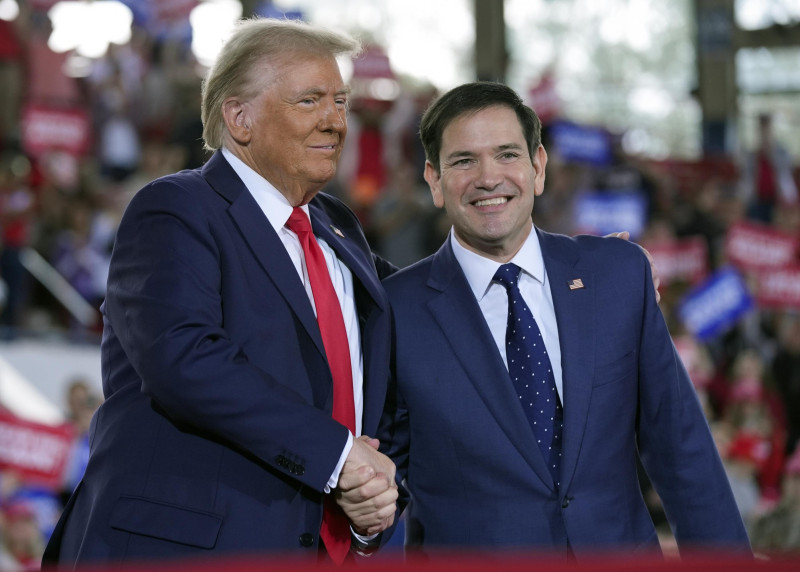 Donald Trump saluda al senador Marco Rubio