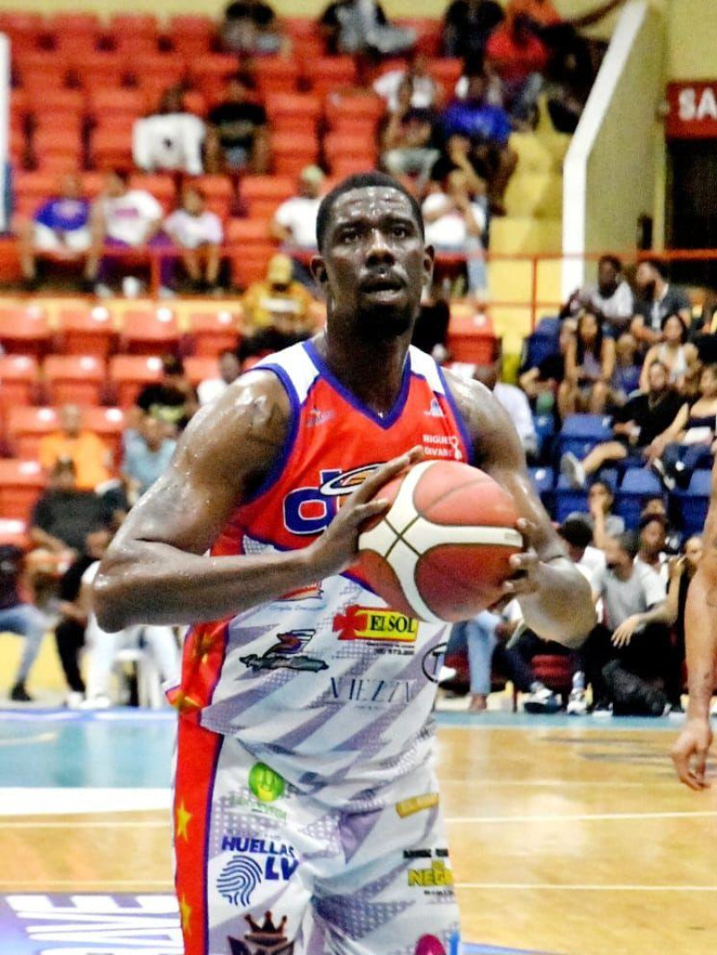 Henry Sims fue uno de los héroes en el triunfo del club Dosa en el torneo de baloncesto de La Vega.