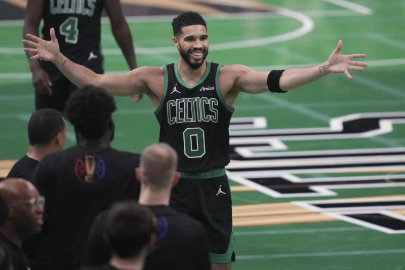 El alero de los Celtics, Jayson Tatum (0), celebra durante la segunda mitad de un partido contra los Cavaliers, el martes 19 de noviembre de 2024, en Boston.