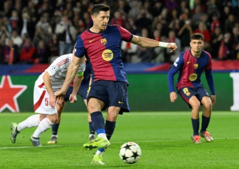 El delantero polaco, Robert Lewandowski, lanza el penal transformado ante el Brest en Liga de Campeones.