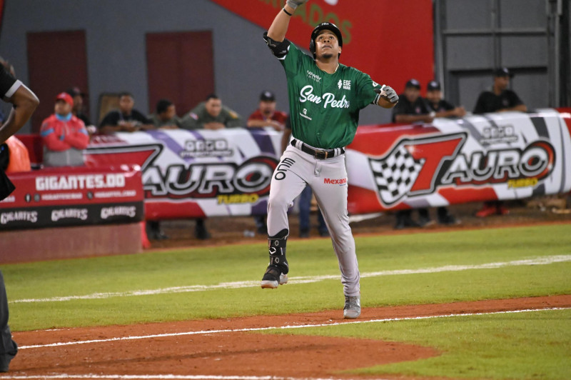 Enmanuel Valdez celebra al llegar al plato luego de conectar jonrón con bases llenas.