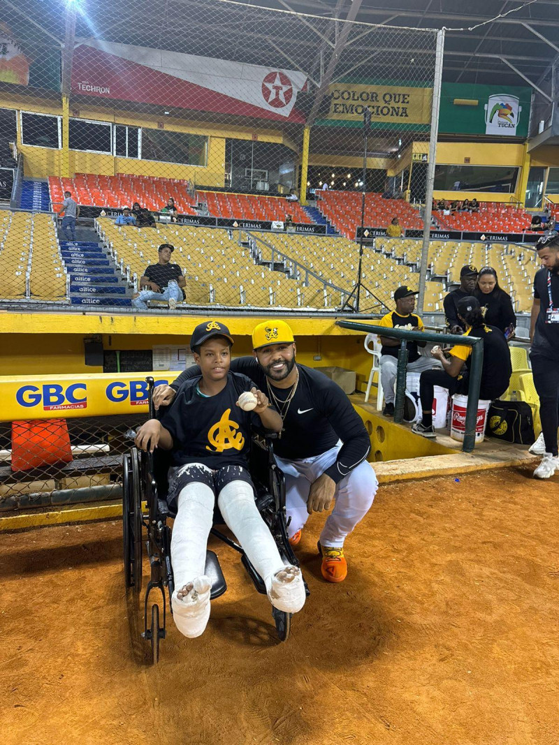 Jonathan Villar comparte en el terreno del Estadio Cibao con Frankely Rodríguez.