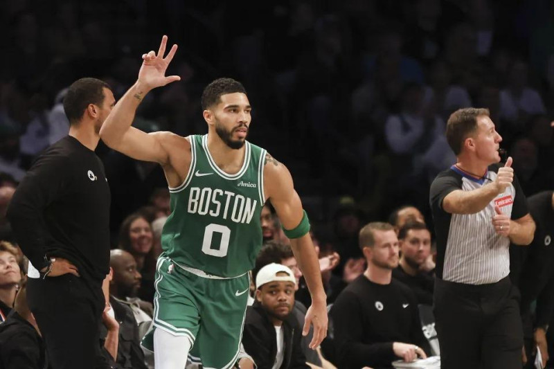 Jayson Tatum, de los Celticos de Boston, reacciona después de encestar un triple en la primera mitad del partido de baloncesto de la NBA en contra de los Nets de Brooklyn.