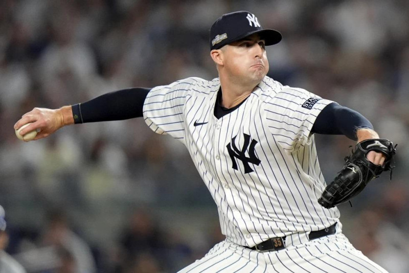 El lanzador de los Yankees de Nueva York Clay Holmes lanza contra los Reales de Kansas City durante la sexta entrada del primer juego de la serie divisional de béisbol de la Liga Americana