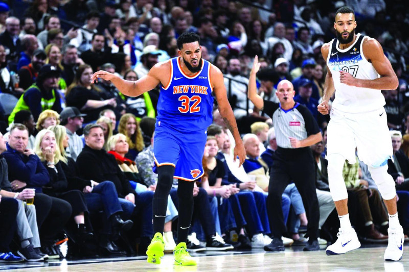 Karl-Anthony Towns, de los Knicks, reacciona tras anotar un triple frente a Rudy Gobert, de los Timberwolves, en el partido del jueves en la NBA. / ap