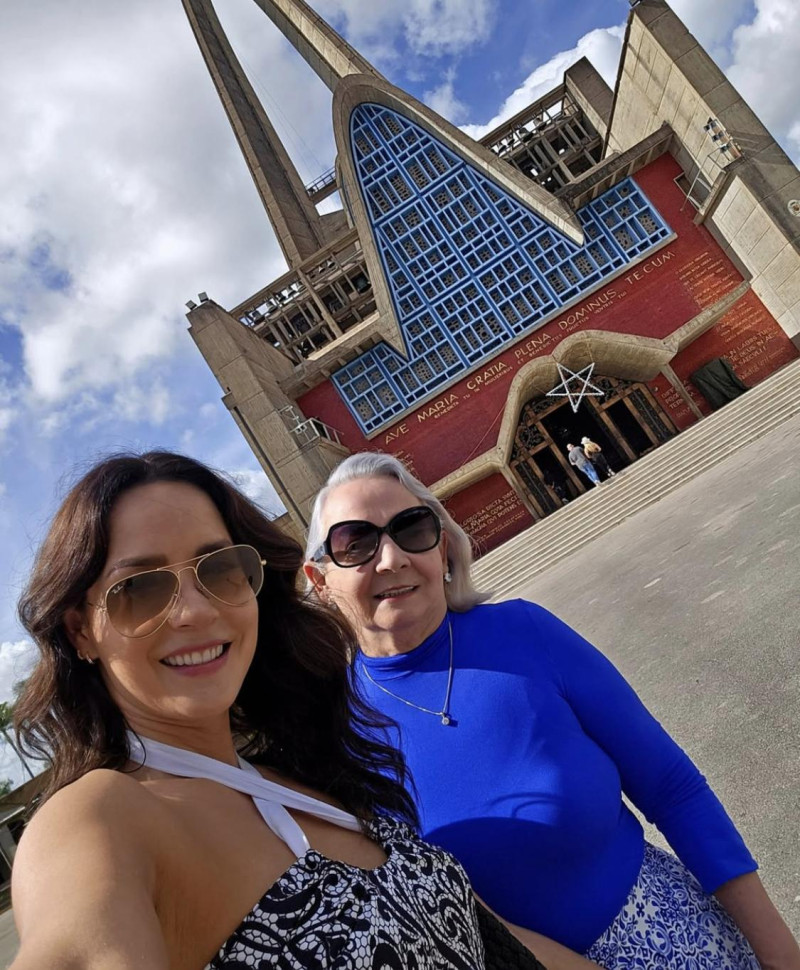 Carmen Villalobos y su madre, Betty Barrios, frente a la Basílica de Nuestra Señora de la Altagracia en Higüey.