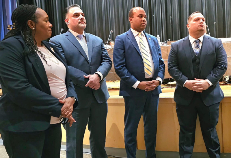 Joel Ramírez junto a otros directivos de la Junta de Educación de Paterson.