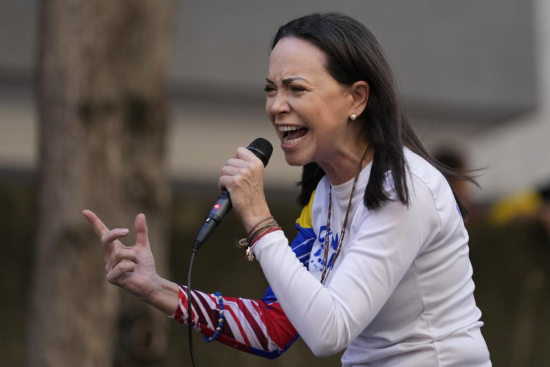 La líder de la oposición María Corina Machado le habla a sus partidarios durante una protesta contra el presidente venezolano Nicolás Maduro, el día antes de su toma de posesión