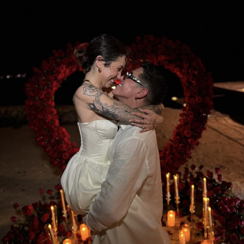 Lenny Tavárez le propuso matrimonio a su novia y madre de sus dos hijos.