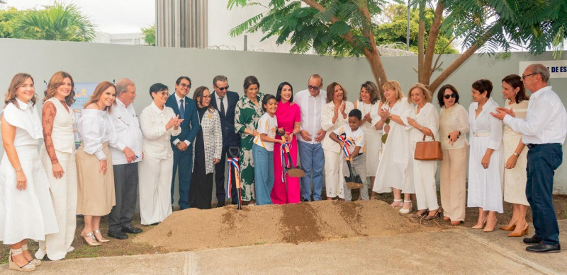 Momento del primer palazo de la nueva obra encabezado por  la primera dama Raquel Arbaje.