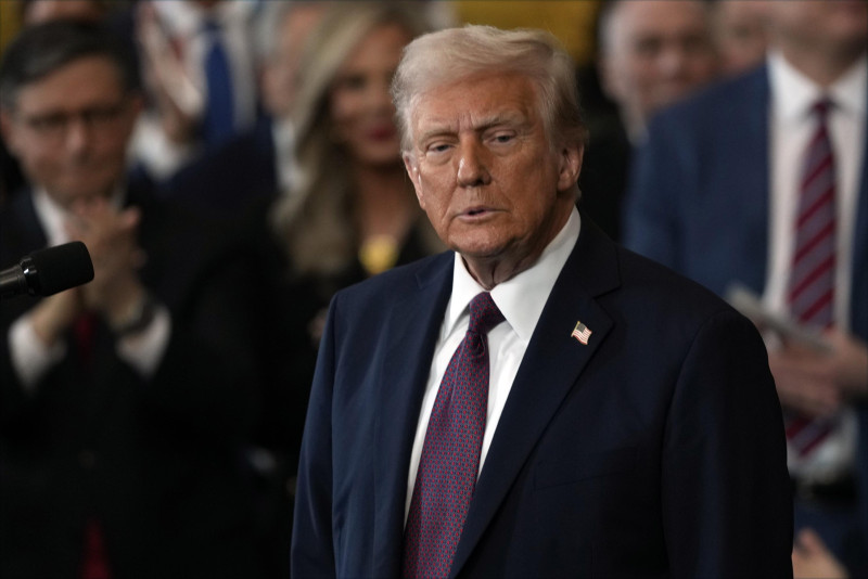 El presidente Donald Trump hace una pausa mientras pronuncia su discurso inaugural durante la 60.ª ceremonia de investidura presidencial en la Rotonda del Capitolio de Estados Unidos en Washington, el lunes 20 de enero de 2025.