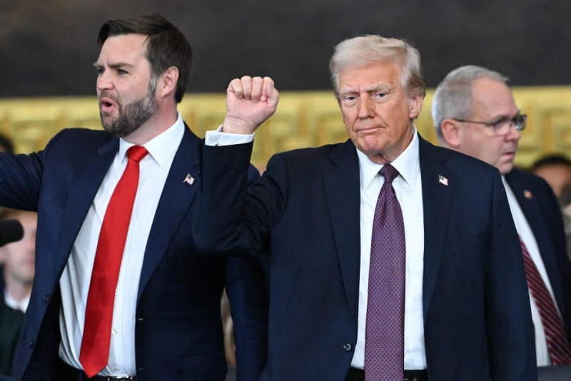 El presidente de los Estados Unidos, Donald Trump, levanta el puño al concluir la ceremonia de inauguración después de que Trump prestara juramento como el 47º presidente de los Estados Unidos en la Rotonda del Capitolio de los Estados Unidos en Washington, DC, el 20 de enero de 2025.