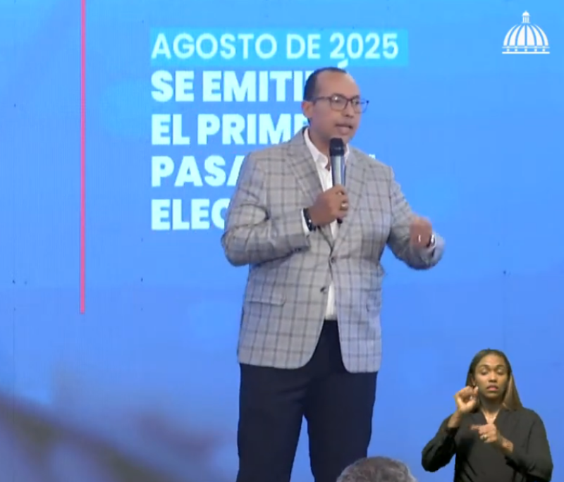 El director de la Dirección General de Pasaportes, Lorenzo David Ramírez Uribe.