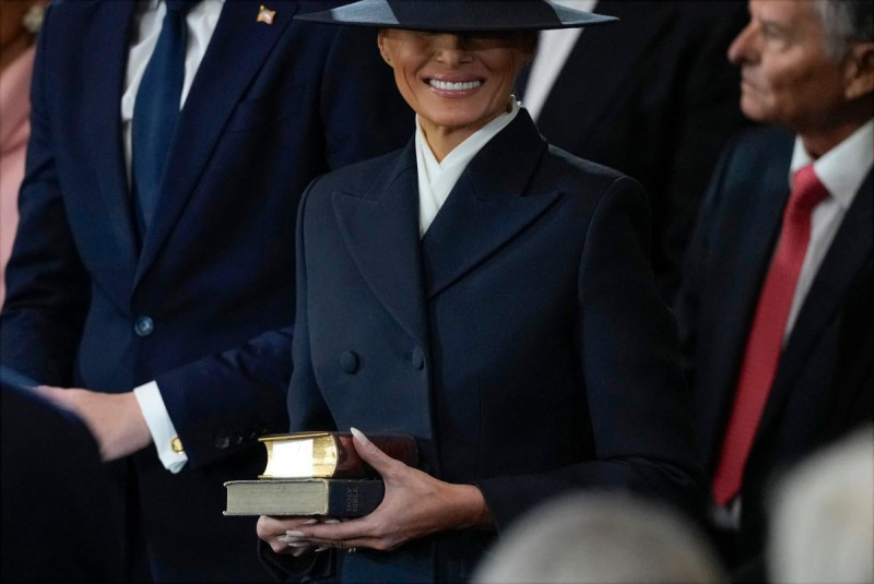 Melania Trump sostiene Biblias cuando llega para la toma de juramento de su esposo, el presidente electo Donald Trump, como el 47º presidente de los Estados Unidos en la Rotonda del Capitolio de los Estados Unidos en Washington, DC, el 20 de enero de 2025.