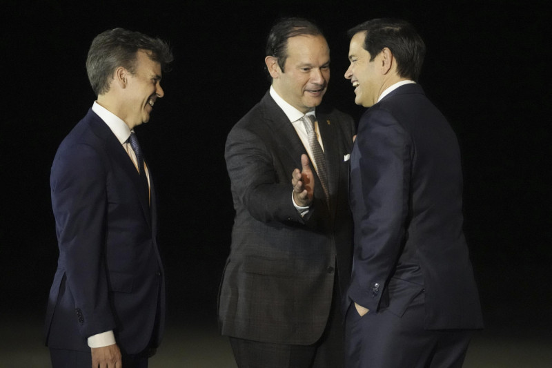 El Secretario de Estado de Estados Unidos, Marco Rubio (R), saluda al Ministro de Relaciones Exteriores panameño, Javier Martínez-Acha (C), y a John Barrett, Encargado de Negocios, cuando llega al aeropuerto internacional de Panamá Pacífico en la ciudad de Panamá el 1 de febrero de 2025.