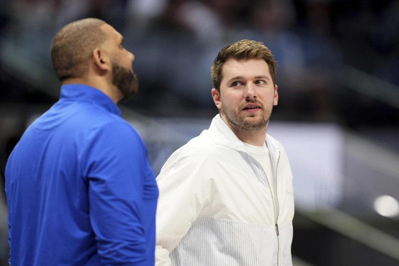 Luka Doncic conversa con el entrenador asistente Jared Dudley cuanto todavía pertenecía a Dallas. Ahora defenderá los colores de los Lakers de Los Angeles.