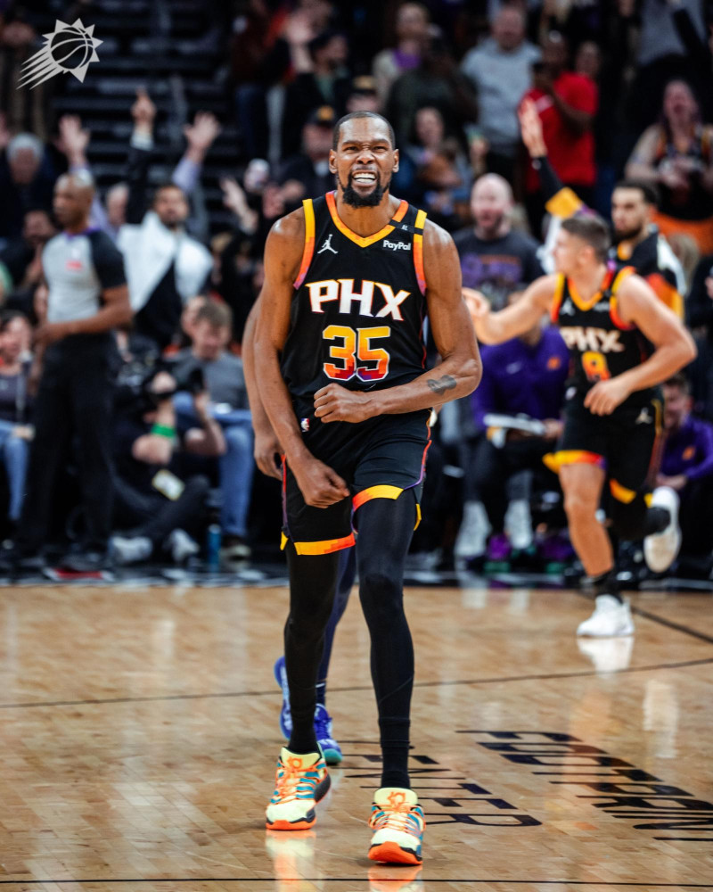 Kevin Durant, de los Suns de Phoenix, reacciona durante un momento del partido en el cual superó los 30 mil puntos anotados en el baloncesto de la NBA.