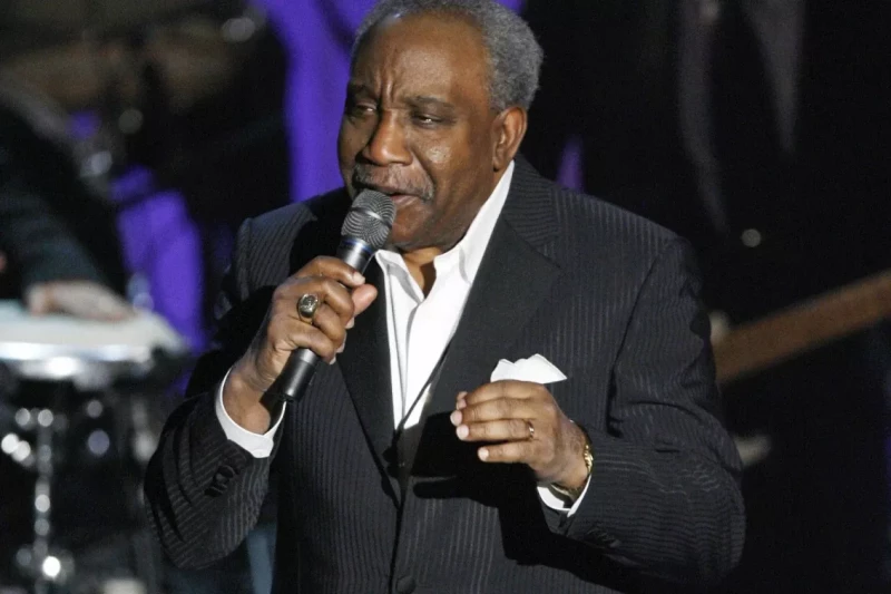 Jerry Butler interpreta "Only the Strong Will Survive" en la Ceremonia de Inducción al Salón de la Fama del Rock and Roll en Nueva York el 10 de marzo de 2008.