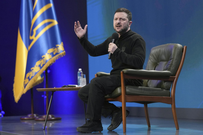 El presidente ucraniano, Volodymyr Zelenskyy, responde a las preguntas de los medios durante su conferencia de prensa en Kiev, Ucrania, el domingo 23 de febrero de 2025.